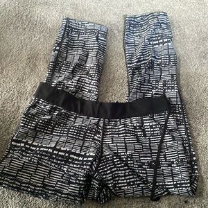 LNike patterned leggings inseam 25.5 waist 30”